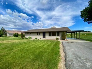 Building Photo - Charming Country Home