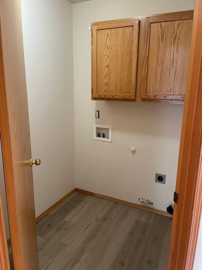 Building Photo - Spacious 3 bedroom 2 bathroom unit in Lake...