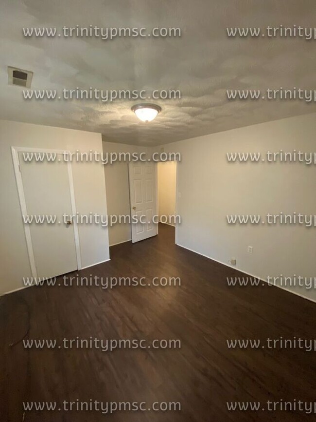Building Photo - Freshly painted! Available now!