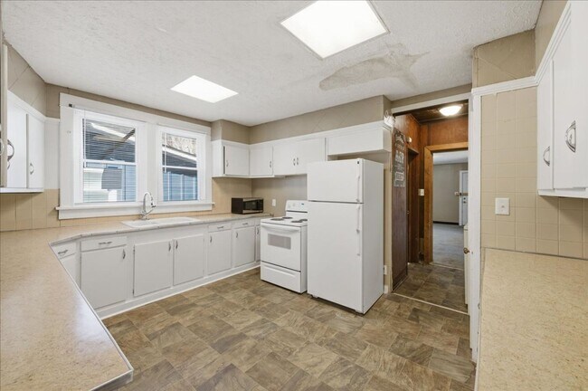 Building Photo - 4114 E Washington St