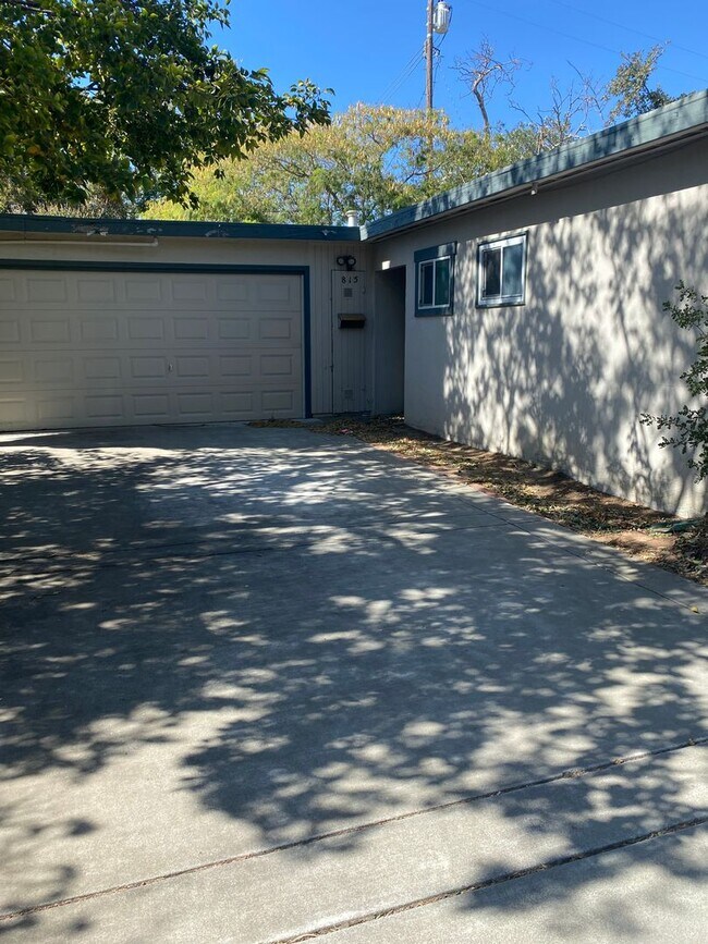 Building Photo - 3 Bdrm/2 Bath Home Close to Downtown & Shopping-$500 Off 1st Month's Rent