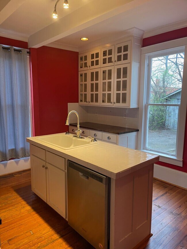 Building Photo - Sylvan Park bungalow, 4508 Park Ave.  2br,...