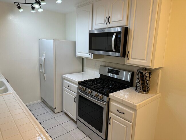 Building Photo - 4381 Ventura Canyon Ave