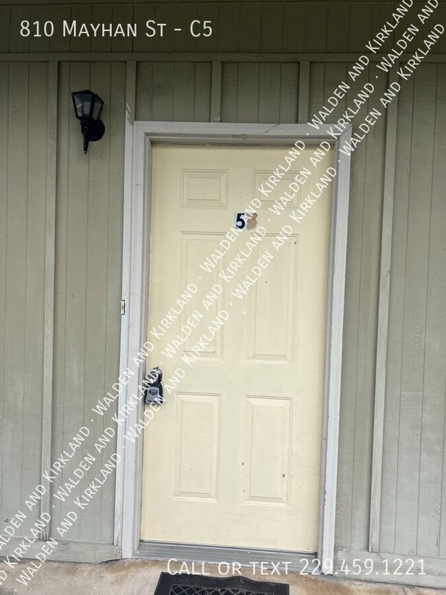 Building Photo - 810 Mayhan St