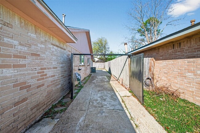 Building Photo - 7454 Navidad Rd