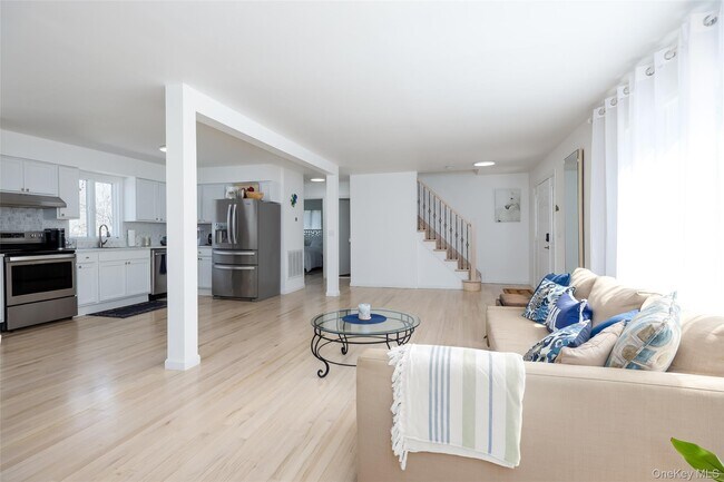 Building Photo - 371 S River Rd