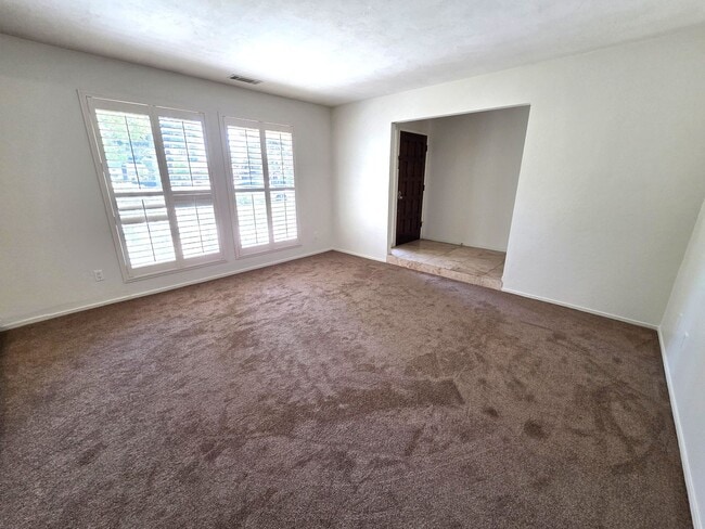 Building Photo - Immaculate 5 Bedroom 2.5 Bath Home Near Visalia Country Club