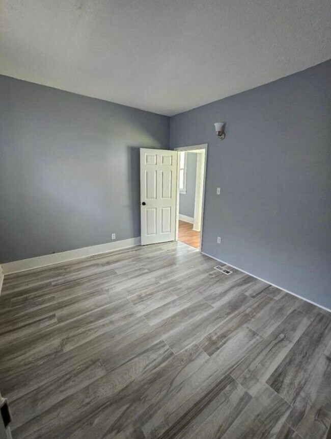 Building Photo - Updated 3BR house in West Louisville-Secti...