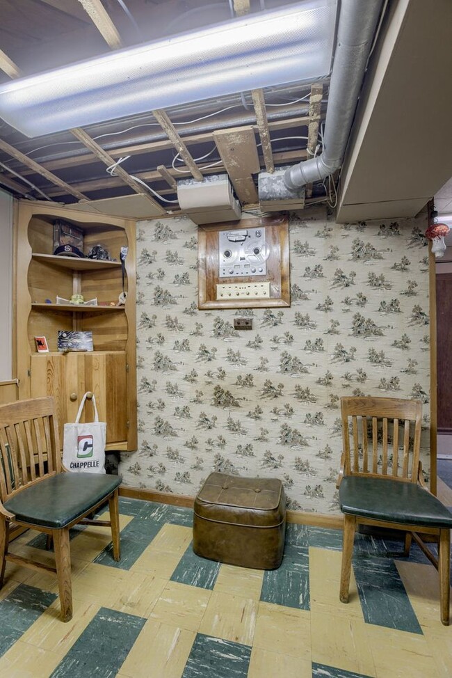 Building Photo - Charming 2 Bedroom With Spacious Living In...