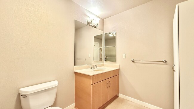 Building Photo - Large Downtown Oakland Two Bedroom Condomi...