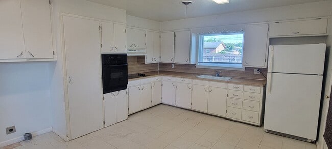 Building Photo - UPDATED HOME IN NORTH CLOVIS