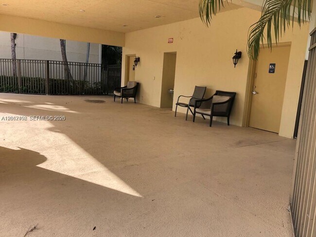 Building Photo - 1502 Lake Crystal Dr