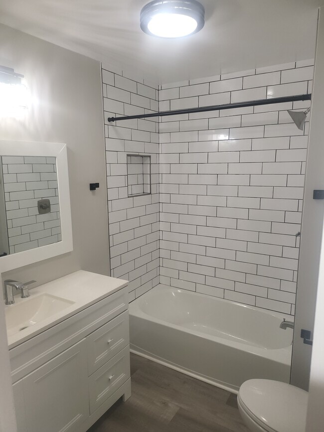 Building Photo - 530 N Main St