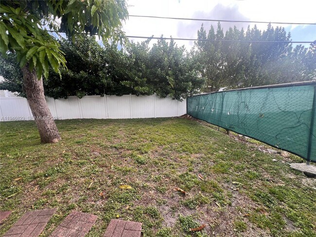 Building Photo - 5010 SW 26th Ave