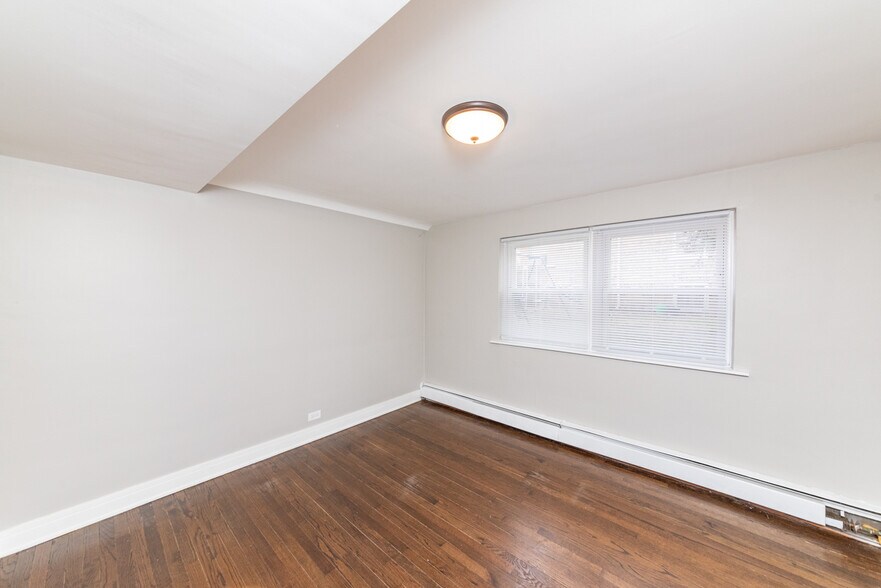 Building Photo - 3058 N Kostner Ave