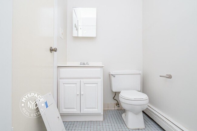 Building Photo - 147 9th St