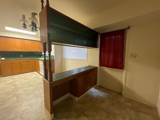 Building Photo - Charming Pet Friendly, 3-Bedroom 1-Bath, p...