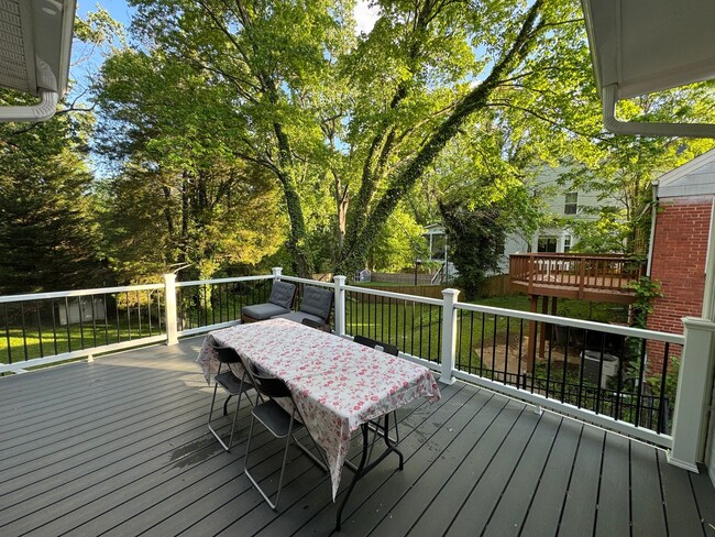 Building Photo - Fantastic 5 Bed 3 Bath Single Family Home ...