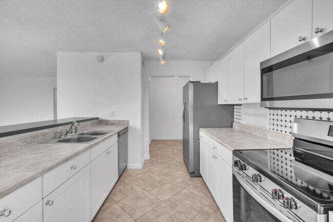 Building Photo - 3100 N Pine Island Rd