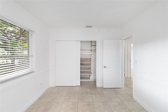 Building Photo - 1114 Genoa St