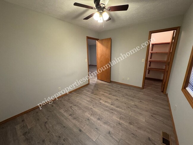 Building Photo - Spacious 1-Bedroom in Cotter Near Valley Airport – Unique Garage