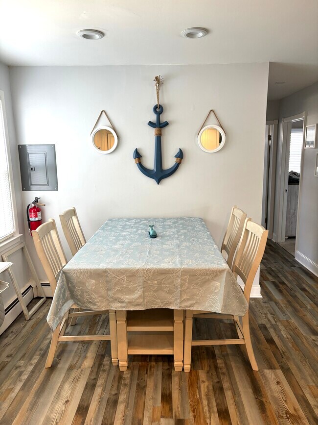 Building Photo - 6 N Newport Ave