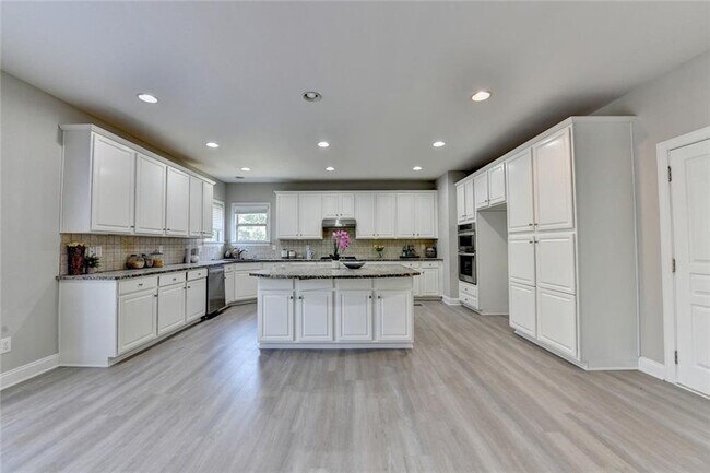 Building Photo - 4805 Shelbourne Dr