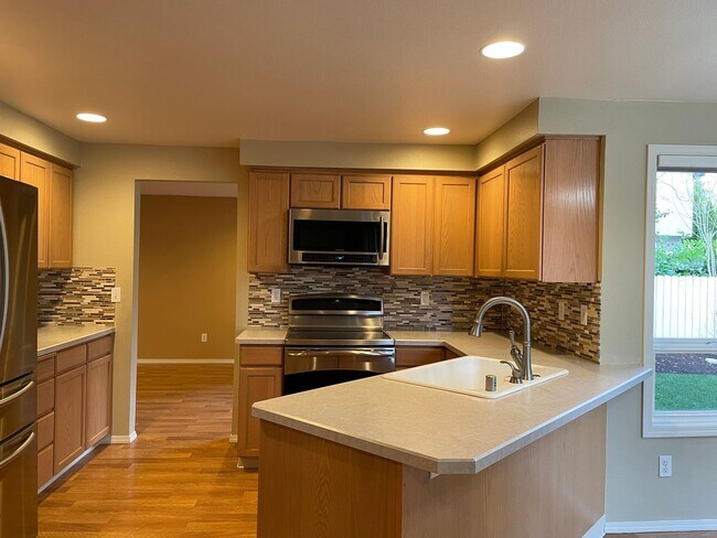 Building Photo - ? Beautifully Updated Home in a Peaceful, Highly Desirable Fisher’s Landing Community ?