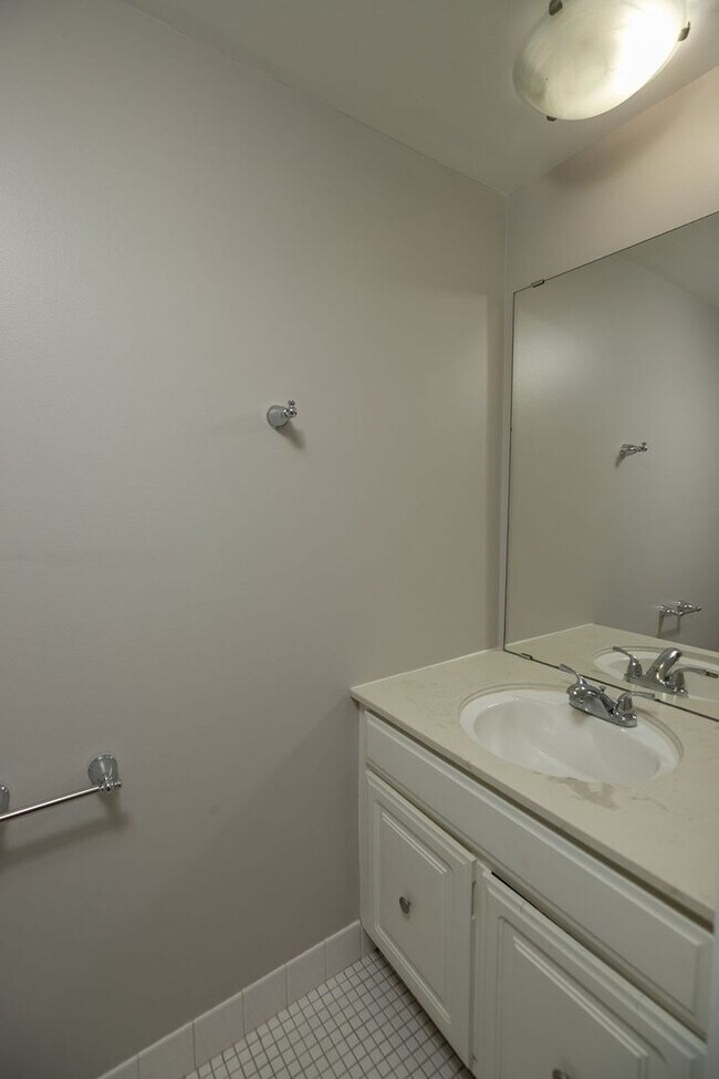 Building Photo - Unbeatable Views, Ample Amenities, 2 Bed 1...