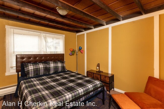 Building Photo - 3 br, 1 bath House - 4 East Miller Road