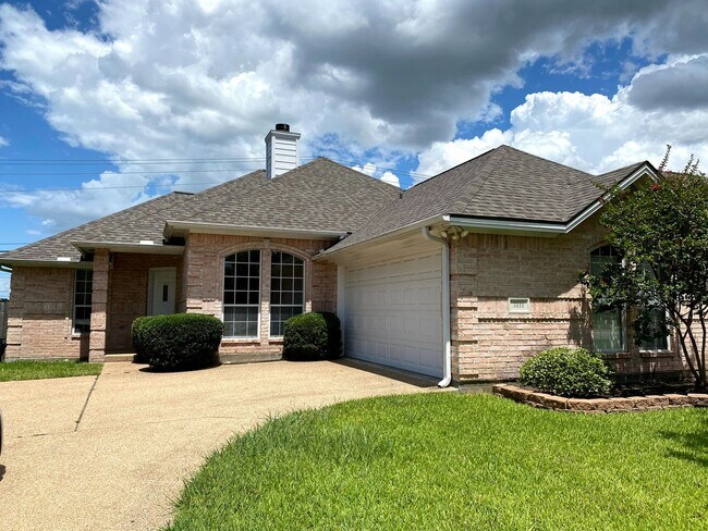 Building Photo - FABULOUS THREE BEDROOM HOME WITH LARGE DECK, FIREPLACE AND FLEX ROOM