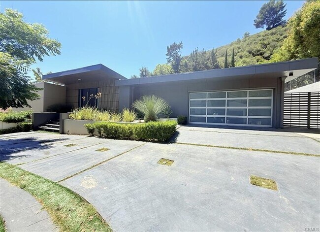 Building Photo - 1801 Roscomare Rd