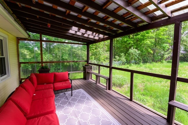 Building Photo - 4 Bedroom Colonial Home in Williamstown