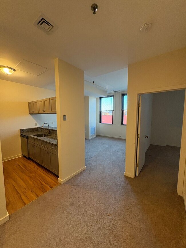 Building Photo - Updated 1-BEDROOM LOCATED DOWNTOWN