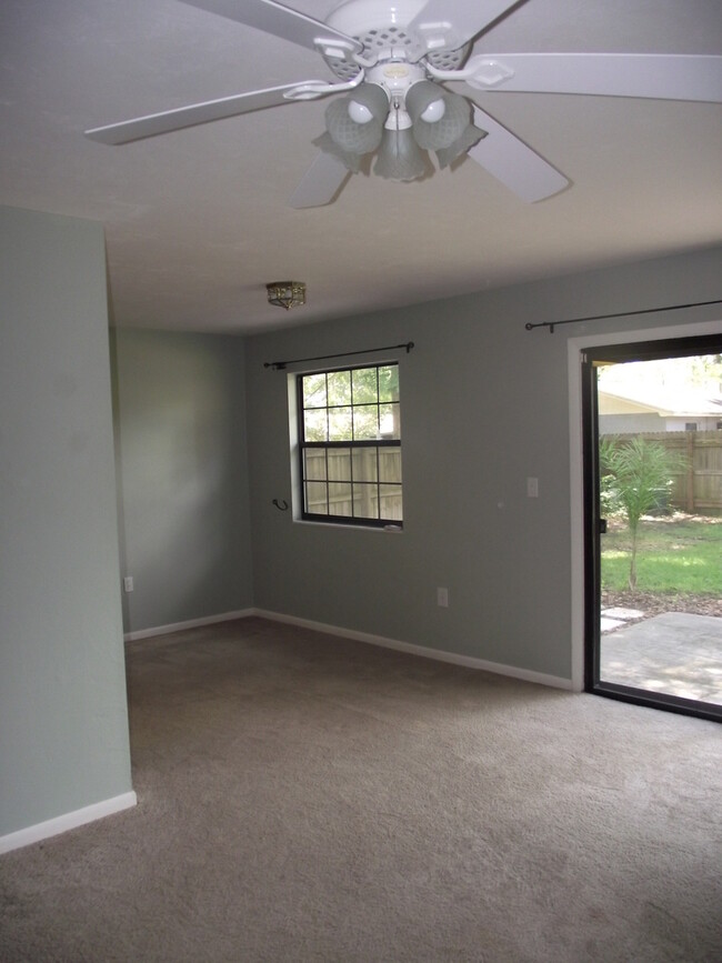 Building Photo - 3/2 house in convenient NW location!