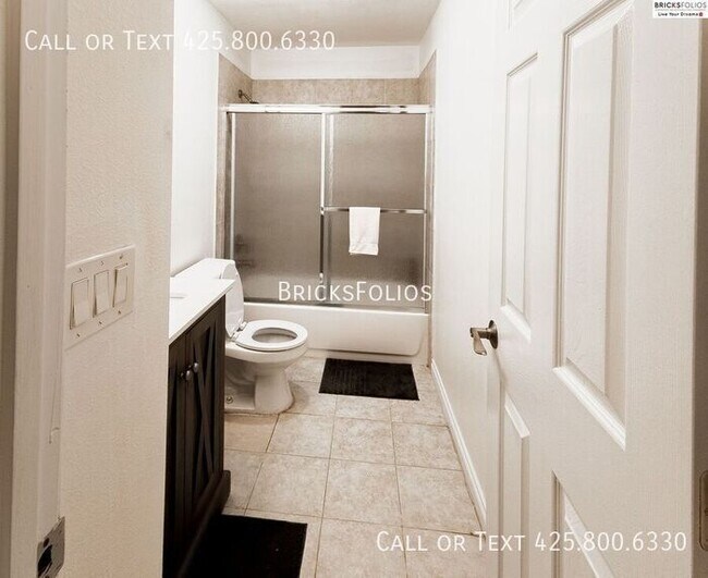 Building Photo - Prime Bellevue Condo, conveniently located...