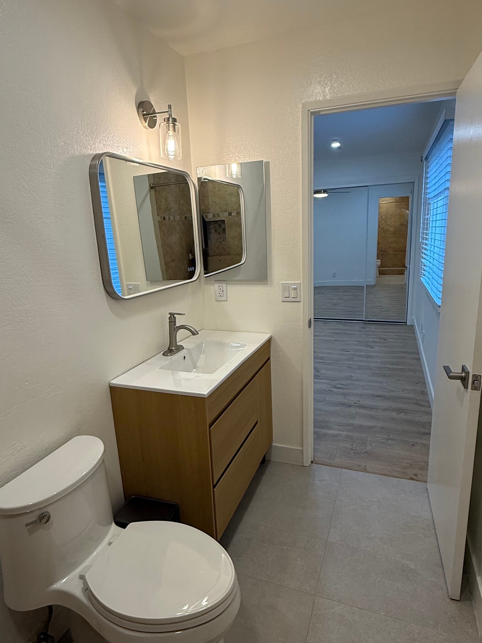 ensuite bathroom - 521 W Montecito St