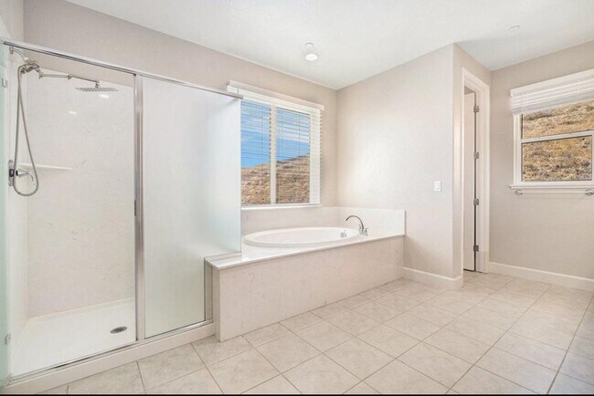 Building Photo - 31 Cortina Dr