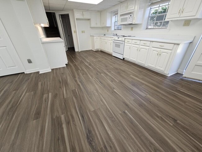 Building Photo - 1181 Lake Shore Cir