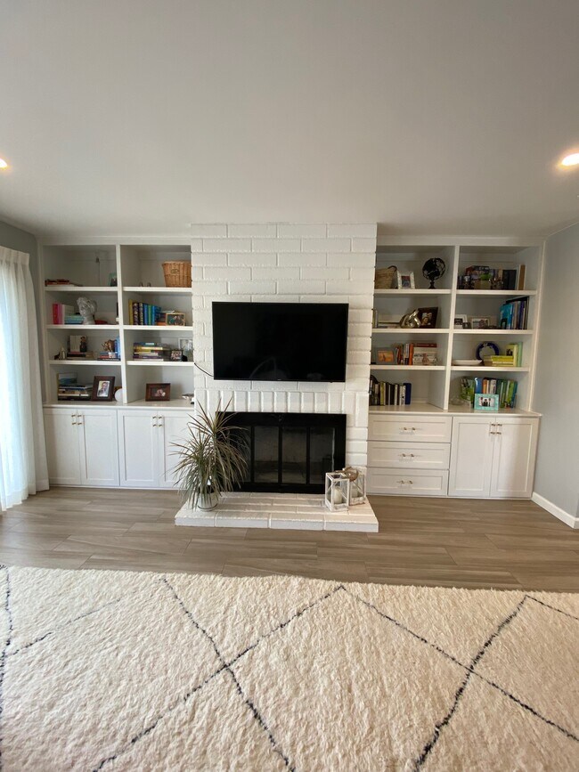 Building Photo - 920 Fuchsia Ln