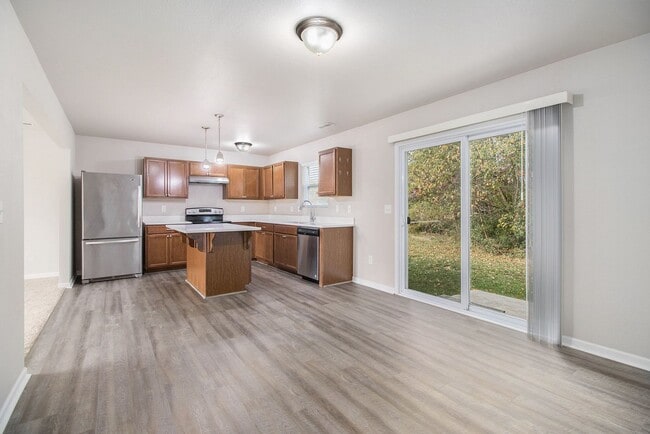 Building Photo - Immediate Occupancy Available!