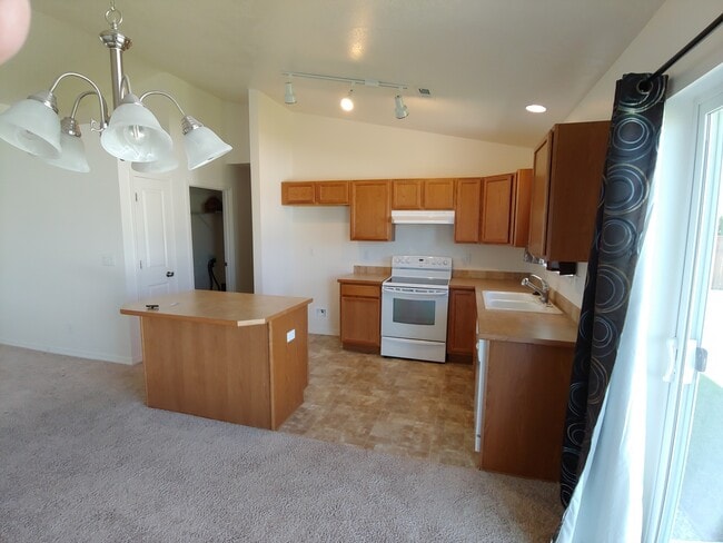 Building Photo - Modern Home with Large Fenced Yard