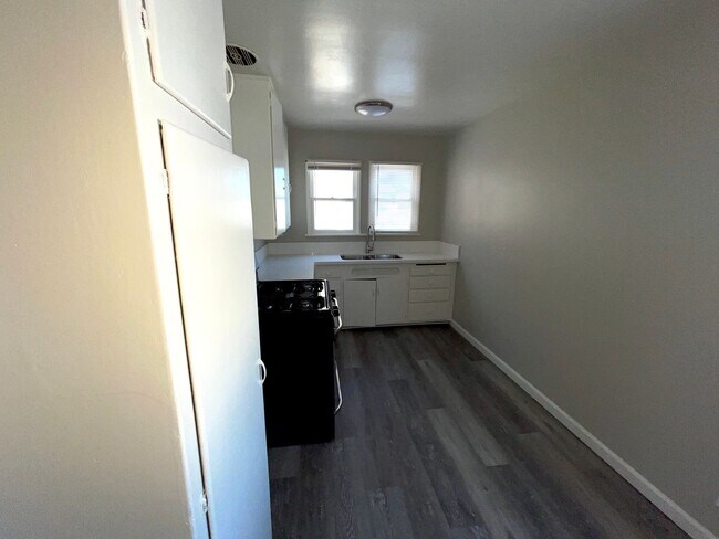 Building Photo - Nice 1B/1B in South Wrigley available now!