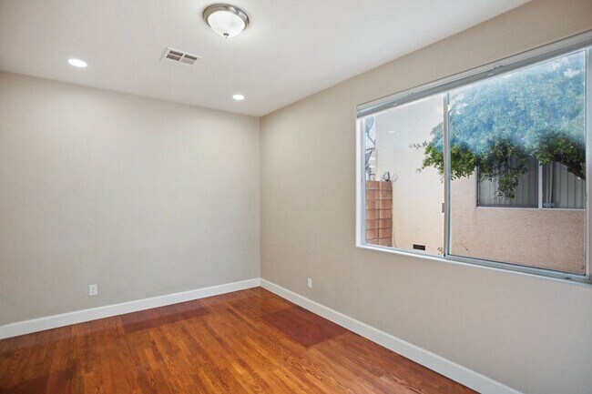 Building Photo - Southwest Pool Home With First Floor Bed And Bath