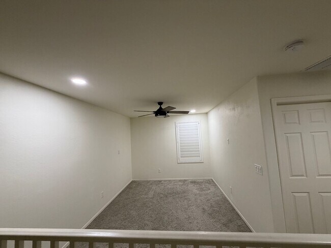 Building Photo - 3 bedroom 3 bath Home