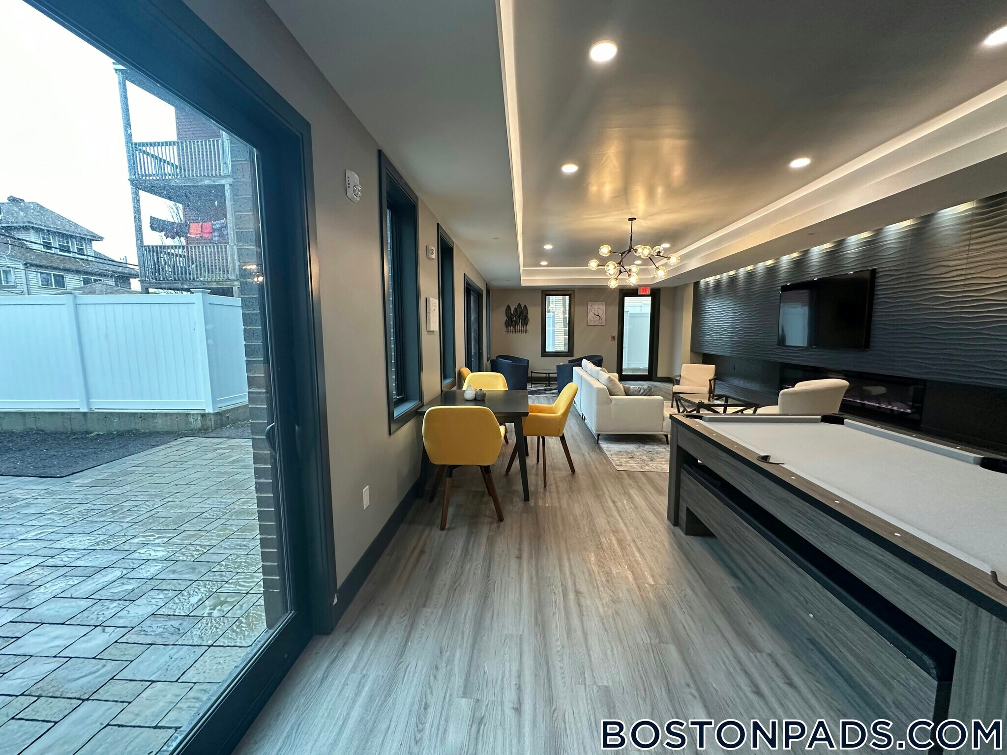 Building Photo - 656 Saratoga St