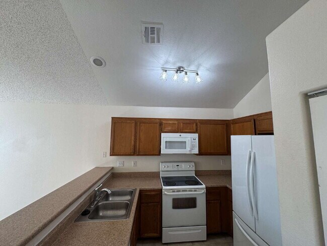 Building Photo - 3 Bed, 2 1/2 Bath Henderson