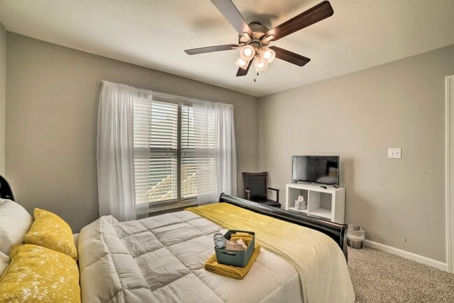 Building Photo - Pet Friendly Three Bedroom!
