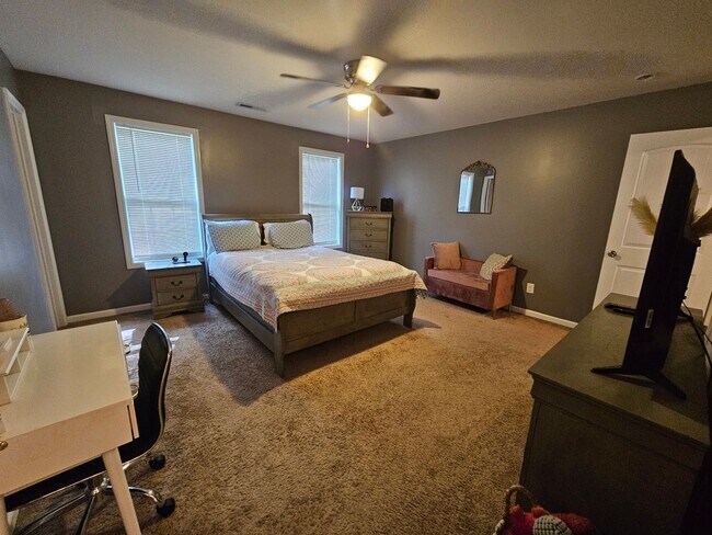 Building Photo - Spacious & Well Maintained Townhouse!