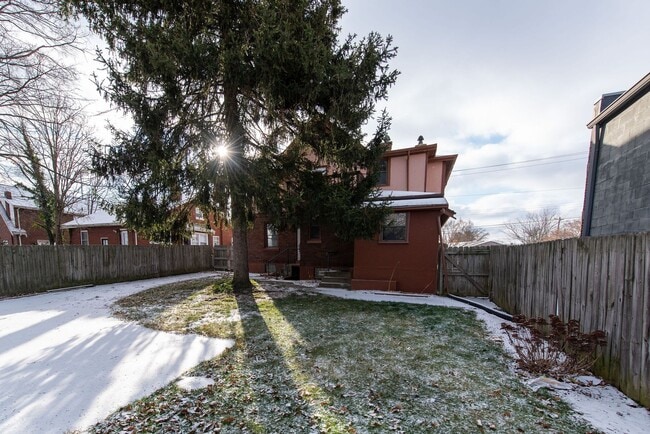 Building Photo - Beautifully updated Tudor style duplex. Upper unit. Large rooms. 2 balconies, private entry. Fenc...